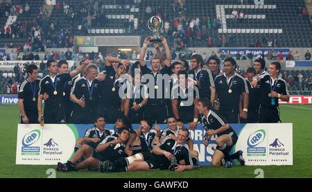 Les joueurs de la Nouvelle-Zélande célèbrent la victoire du championnat du monde junior de l'IRB Contre l'Angleterre Banque D'Images