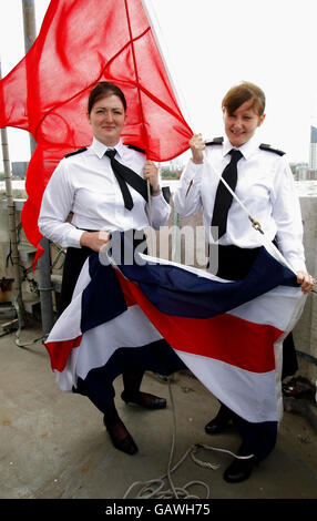 Samantha Clutton (à droite) et Claire Thompson, lève le signal du commandant de la base navale au sommet de la Tour Semaphore, dans le chantier naval de Portsmouth. Ils ont été nommés par la Royal Navy pour contrôler la navigation dans l'un des ports les plus achalandés du Royaume-Uni pour la première fois depuis 814 ans. Banque D'Images