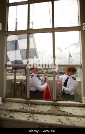 Samantha Clutton (à droite) et Claire Thompson ramonent le signal du commandant de la base navale au sommet de la tour Semaphore, dans le chantier naval de Portsmouth.La paire a été nommée par la Royal Navy pour contrôler la navigation dans l'un des ports les plus achalandés du Royaume-Uni pour la première fois depuis 814 ans. Banque D'Images