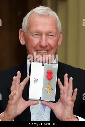 L'ancien gardien de but d'Arsenal Bob Wilson a reçu son OBE de la reine Elizabeth II lors d'une cérémonie d'investiture au palais de Buckingham, à Londres. Banque D'Images