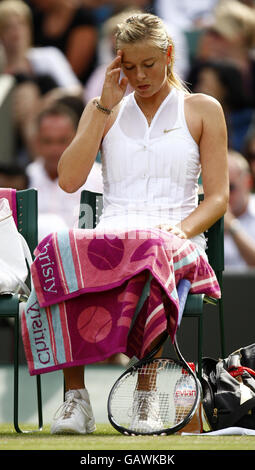 Maria Sharapova, de Russie, fait une pause contre Alla Kudryavtseva, de Russie, lors des championnats de Wimbledon 2008 au All England tennis Club de Wimbledon. Banque D'Images