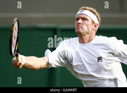 Dmitry Tursunov en Russie contre Chris Eaton en Grande-Bretagne lors des championnats de Wimbledon 2008 au All England tennis Club de Wimbledon. Banque D'Images