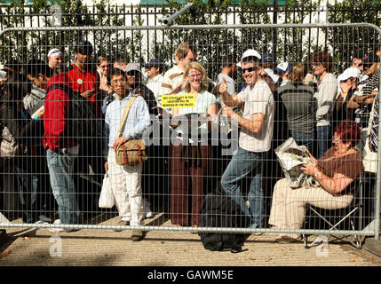 Les spectateurs se pressent pour entrer dans l'arène pendant les championnats de Wimbledon 2008 au All England tennis Club de Wimbledon. Banque D'Images