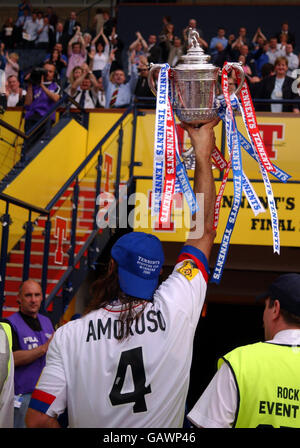 Soccer - coupe d'Écosse Tennents - finale - Rangers contre Dundee.Lorenzo Amoruso, le gardien de but des Rangers, célèbre avec le trophée coupe d'Écosse Tennents en le tenant en douceur aux fans Banque D'Images