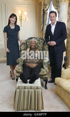 L'ancien président sud-africain Nelson Mandela avec le chef du Parti conservateur David Cameron et sa femme Samantha Cameron au Dorchester dans le centre de Londres. Banque D'Images