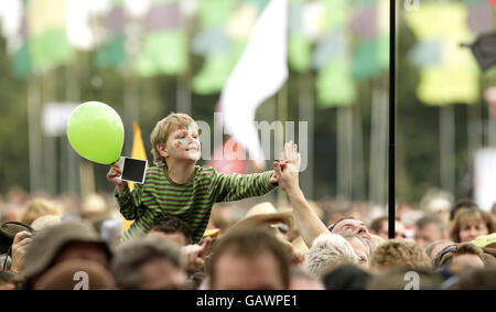 La foule qui regarde Neil Diamond se produire sur la Pyramid Stage pendant le troisième jour du Glastonbury Festival, Somerset. Banque D'Images