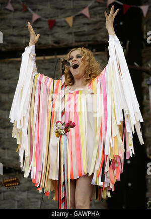 Alison Goldfrapp de Goldfrapp se produit sur la Pyramid Stage pendant la troisième journée du Glastonbury Festival, dans le Somerset. Banque D'Images