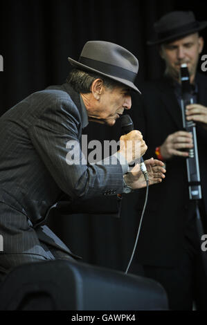 Festival de Glastonbury 2008 - troisième jour.Leonard Cohen se produit sur la Pyramid Stage pendant la troisième journée du Glastonbury Festival, Somerset. Banque D'Images