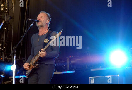 . . Sting of the police se produit sur la scène principale pendant le deuxième jour de Hard Rock appelant à Hyde Park, dans le centre de Londres. Banque D'Images