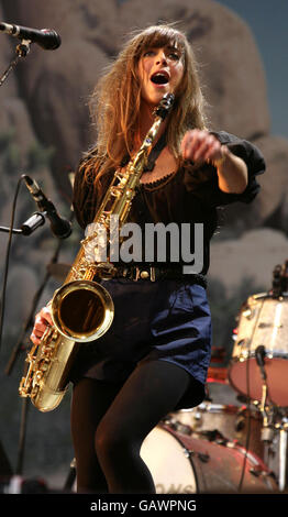 Festival de Glastonbury 2008 - troisième jour.ABI Harding of the Zutons se produit sur l'autre scène au cours du troisième jour du Glastonbury Festival, Somerset. Banque D'Images