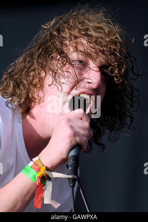 Matt Bowman des Pigeon Detectifs se produire sur l'autre scène pendant le troisième jour du Glastonbury Festival, Somerset. Banque D'Images