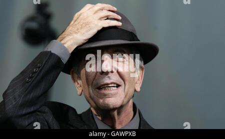 Leonard Cohen se produit sur la Pyramid Stage pendant la troisième journée du Glastonbury Festival, Somerset. Banque D'Images