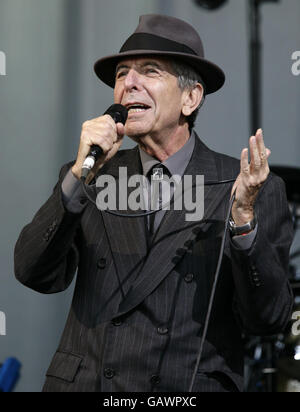 Festival de Glastonbury 2008 - troisième jour.Leonard Cohen se produit sur la Pyramid Stage pendant la troisième journée du Glastonbury Festival, Somerset. Banque D'Images