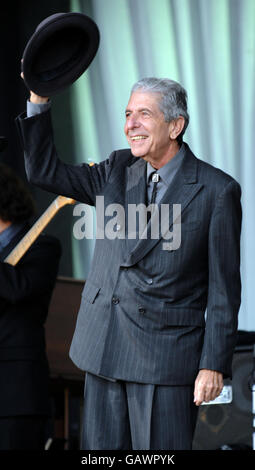 Leonard Cohen se produit sur la scène Pyramide au cours du troisième jour du Glastonbury Festival, Somerset. Banque D'Images