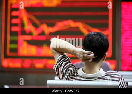 (160705) -- BEIJING, 5 juillet 2016 (Xinhua) -- Un investisseur reste à un stock trading hall à Beijing, capitale de la Chine, le 5 juillet 2016. Les stocks chinois mixte fermé le mardi, avec l'indice Shanghai Composite Index de 0,6  %, à 3 006,39 points. Le plus petit indice Shenzhen fermé 0,07  % inférieur à 10 602,77 points. (Xinhua) (WX) Banque D'Images