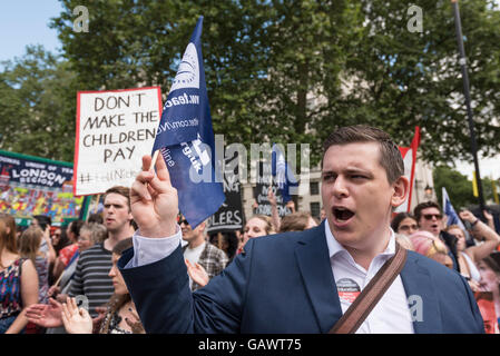 Londres, Royaume-Uni. 5 juillet 2016. Des milliers d'enseignants en grève en mars Whitehall prenant part à un rassemblement dans le centre de Londres, organisée par l'Union nationale des enseignants, pour protester contre les coupes budgétaires. Le rallye ont marché de Portland Place à se rassembler à la place du Parlement pour les discours. Crédit : Stephen Chung / Alamy Live News Banque D'Images