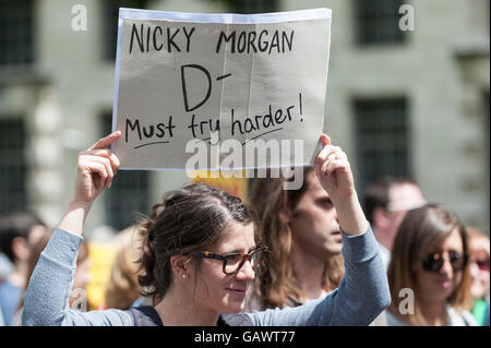 Londres, Royaume-Uni. 5 juillet 2016. Des milliers d'enseignants en grève en mars Whitehall prenant part à un rassemblement dans le centre de Londres, organisée par l'Union nationale des enseignants, pour protester contre les coupes budgétaires. Le rallye ont marché de Portland Place à se rassembler à la place du Parlement pour les discours. Crédit : Stephen Chung / Alamy Live News Banque D'Images