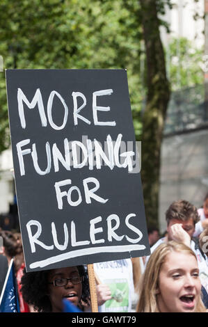 Londres, Royaume-Uni. 5 juillet 2016. Des milliers d'enseignants en grève en mars Whitehall prenant part à un rassemblement dans le centre de Londres, organisée par l'Union nationale des enseignants, pour protester contre les coupes budgétaires. Le rallye ont marché de Portland Place à se rassembler à la place du Parlement pour les discours. Crédit : Stephen Chung / Alamy Live News Banque D'Images