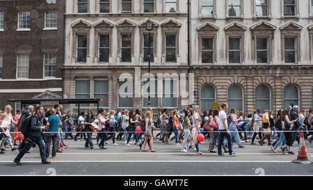 Londres, Royaume-Uni. 5 juillet 2016. Des milliers d'enseignants en grève en mars Whitehall prenant part à un rassemblement dans le centre de Londres, organisée par l'Union nationale des enseignants, pour protester contre les coupes budgétaires. Le rallye ont marché de Portland Place à se rassembler à la place du Parlement pour les discours. Crédit : Stephen Chung / Alamy Live News Banque D'Images