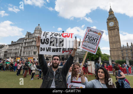 Londres, Royaume-Uni. 5 juillet 2016. Des milliers d'enseignants en grève devant le Parlement de prendre part à un rassemblement dans le centre de Londres, organisée par l'Union nationale des enseignants, pour protester contre les coupes budgétaires. Le rallye ont marché de Portland Place à se rassembler à la place du Parlement pour les discours. Crédit : Stephen Chung / Alamy Live News Banque D'Images