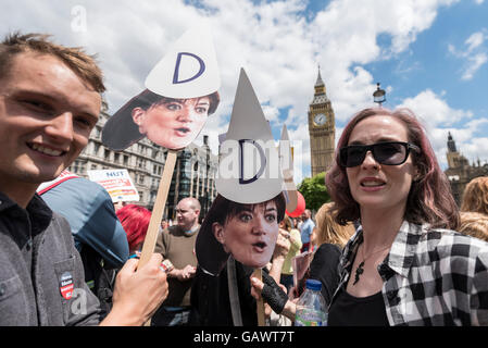Londres, Royaume-Uni. 5 juillet 2016. Transporter les enseignants de l'éducation, Nicky Morgan Secrétaire, des pancartes devant le Parlement de prendre part à un rassemblement dans le centre de Londres, organisée par l'Union nationale des enseignants, pour protester contre les coupes budgétaires. Le rallye ont marché de Portland Place à se rassembler à la place du Parlement pour les discours. Crédit : Stephen Chung / Alamy Live News Banque D'Images