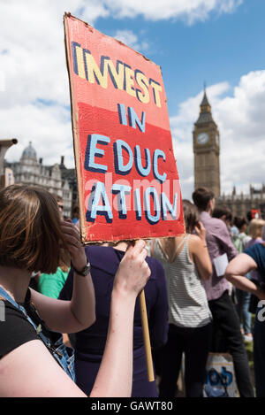 Londres, Royaume-Uni. 5 juillet 2016. Des milliers d'enseignants en grève, prendre part à un rassemblement dans le centre de Londres, organisée par l'Union nationale des enseignants, pour protester contre les coupes budgétaires. Le rallye ont marché de Portland Place à se rassembler à la place du Parlement pour les discours. Crédit : Stephen Chung / Alamy Live News Banque D'Images