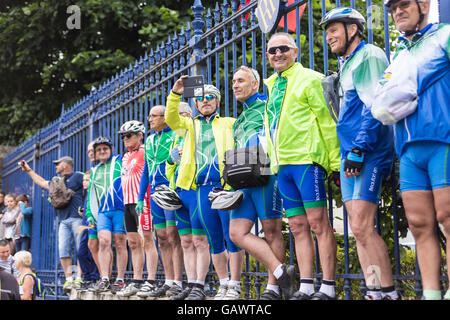 Saumur, France. 5e juillet, 2016. Les spectateurs en attente du début de la 103e édition du Tour de France à Saumur, France. Credit : Julian Elliott/Alamy Live News Banque D'Images