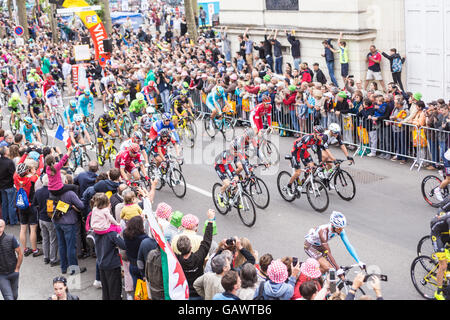 Saumur, France. 5e juillet, 2016. Coureurs franchir la ligne de départ de la 103e édition du Tour de France à Saumur, France. Credit : Julian Elliott/Alamy Live News Banque D'Images