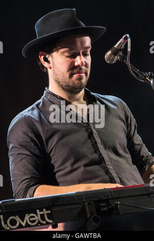 Milan Italie. Le 04 juillet 2016. Le groupe de rock britannique Mumford & Sons il se produit sur scène à l'été au cours de l'arène d'Assago Street Music Festival de l'Art Crédit : Rodolfo Sassano/Alamy Live News Banque D'Images