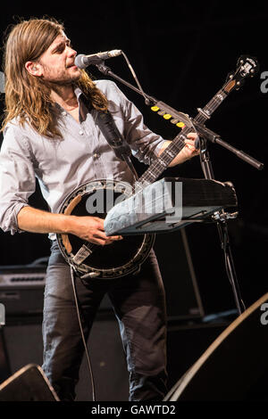 Milan Italie. Le 04 juillet 2016. Le groupe de rock britannique Mumford & Sons il se produit sur scène à l'été au cours de l'arène d'Assago Street Music Festival de l'Art Crédit : Rodolfo Sassano/Alamy Live News Banque D'Images