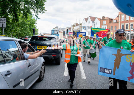 Bristol, Royaume-Uni. 5 juillet, 2016. Les enseignants en grève et leurs partisans sont représentés comme ils font leur chemin à travers le centre-ville au cours d'une marche et un rassemblement dans le centre-ville.La démonstration faisait partie d'une journée nationale d'action appelée par l'écrou à l'appui d'une grève des enseignants le 5 juillet. Credit : lynchpics/Alamy Live News Banque D'Images