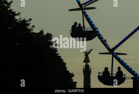 Berlin, Allemagne. 4 juillet, 2016. Les contours des personnes sur un ferry avec la victoire de roue dans le pôle de retour à Berlin, Allemagne, 4 juillet 2016. PHOTO : PAUL ZINKEN/dpa/Alamy Live News Banque D'Images