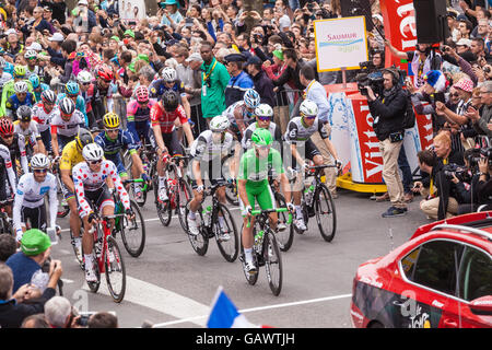 Saumur, France. 5e juillet, 2016. Riders passent la ligne de départ de la 103e édition du Tour de France à Saumur, France. Banque D'Images