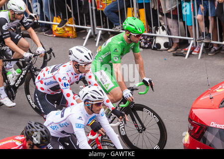 Saumur, France. 5e juillet, 2016. Riders passent la ligne de départ de la 103e édition du Tour de France à Saumur, France. Banque D'Images