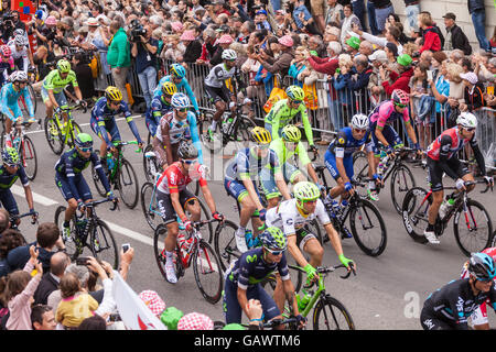 Saumur, France. 5e juillet, 2016. Riders passent la ligne de départ de la 103e édition du Tour de France à Saumur, France. Banque D'Images