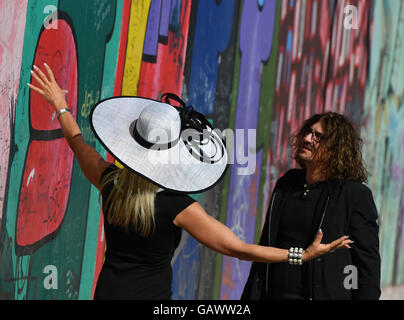 Berlin, Allemagne. 4 juillet, 2016. La princesse Maja von Hohenzollern, photographié au cours d'une séance photo pour sa collection de chapeau 'Princess' urbain à Berlin, Allemagne, 4 juillet 2016. La collection de chapeaux faits à la main sera présenté à la fin de juillet à Duesseldorf. PHOTO : JENS KALAENE/dpa/Alamy Live News Banque D'Images