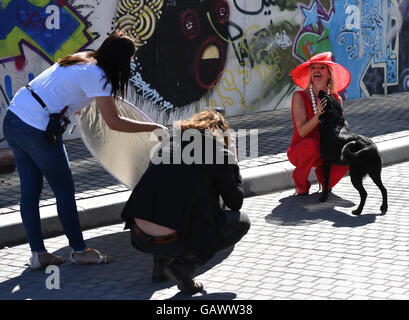 Berlin, Allemagne. 4 juillet, 2016. La princesse Maja von Hohenzollern, photographié au cours d'une séance photo pour sa collection de chapeau 'Princess' urbain à Berlin, Allemagne, 4 juillet 2016. La collection de chapeaux faits à la main sera présenté à la fin de juillet à Duesseldorf. PHOTO : JENS KALAENE/dpa/Alamy Live News Banque D'Images