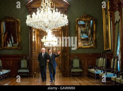 Le Président mexicain Enrique Pena Nieto montre Président italien Sergio Mattarella le palais présidentiel lors d'une visite d'état, 4 juillet 2016 à Mexico, Mexique. Banque D'Images