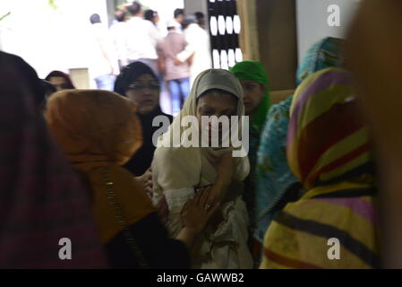 Dhaka, Bangladesh. Le 04 juillet, 2016. La famille de la victime réclame, comme le corps est tenu à l'écart de la mosquée sur le cimetière après la prière. Juillet 4th, 2016. Dhaka, Bangladesh. Mamunur Rashid/crédit : Alamy Live News Banque D'Images