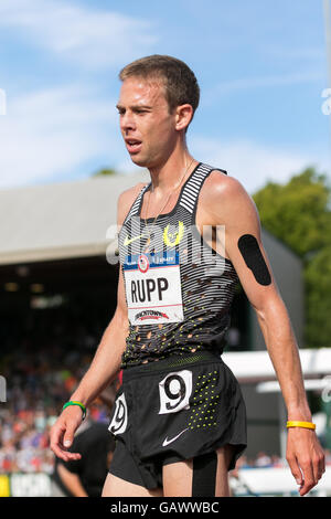 Eugene, États-Unis. 4 juillet, 2016. Galen Rupp en attendant les résultats du 1er tour de la Men's 5000m à l'USATF 2016 Essais olympiques à l'historique Hayward Field de Eugene, Oregon, USA. Credit : Joshua Rainey/Alamy Live News. Banque D'Images