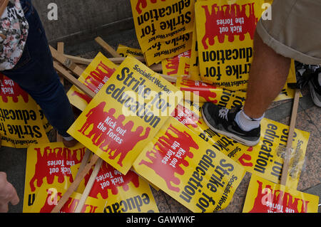 Londres, Royaume-Uni. 05 juillet, 2016. Une pile de Socialist Worker party des pancartes à l'appui d'enseignants en grève à un demonsration sur Oxford Circus en juillet 2016. Credit : Jonathan Katzenellenbogen/Alamy Live News Banque D'Images