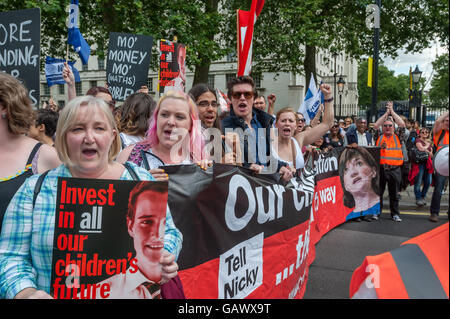 Londres, Royaume-Uni. 5 juillet 2016. Les membres de l'écrou de la grève contre les coupures dans le financement du gouvernement et l'augmentation de la déréglementation de la rémunération des enseignants et les conditions grâce à la pression croissante sur les écoles à devenir des académies mars à Londres à partir de la BBC pour un rassemblement à la place du Parlement. La bannière marcheurs holding principal à l'avant de l'arrêter en face de Downing St mars d'exprimer leurs opinions d'une voix forte. Crédit : Peter Marshall/Alamy Live News Banque D'Images