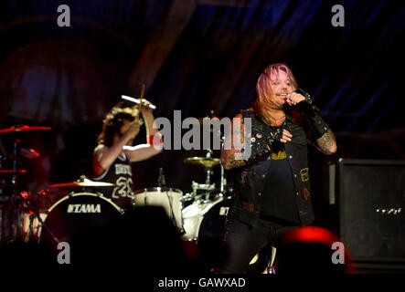 Moapa Valley, Nevada, USA. 4 juillet, 2016. Vince Neil et Bret Michaels effectuée à l'oapa Madness 2016' une piscine Juillet 4ème concert et spectacle de feux d'artifice. Credit : Ken Howard/Alamy Live News Banque D'Images