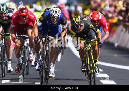 Limoges, France. 07 juillet, 2016. Tour de France étape 4 de Saumur à Limoges. Marcel KITTEL (GER) Rider de ETIXX - Quick Step, Bryan COQUARD (FRA) Rider de DIRECT ENERGIE au cours de la phase finale © Plus Sport Action/Alamy Live News Banque D'Images