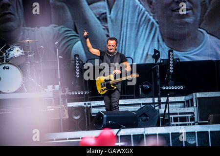 Milan, Italie. 5 juillet, 2016. Bruce Springsteen joue live au stade San Siro à Milan le 5 juillet 2016 pour la tour de la rivière Credit : Mairo Cinquetti/Alamy Live News Banque D'Images