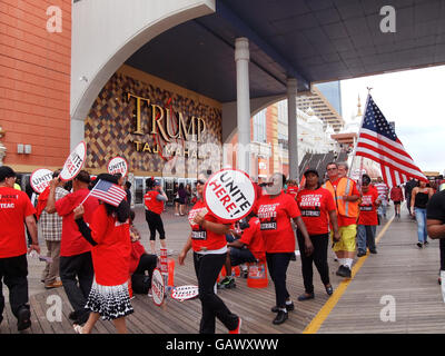 ATLANTIC CITY, NJ - 4 juillet : déterminée employés du le Trump Taj Mahal, marchant dans les lignes de piquetage, holding signs en dehors du boardwalk casino le quatrième jour de la grève pour exiger des avantages équitables, le 4 juillet 2016 à Atlantic City, New Jersey. © Cheryl Moulton/Alamy Live News Banque D'Images