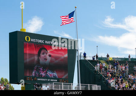 Eugene, États-Unis. 4 juillet, 2016. L'exécution de l'hymne national à l'USATF 2016 Essais olympiques à l'historique Hayward Field de Eugene, Oregon, USA. Credit : Joshua Rainey/Alamy Live News. Banque D'Images