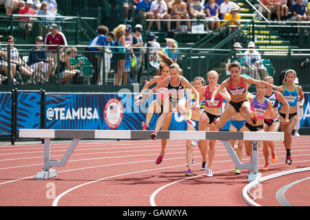 Eugene, États-Unis. 4 juillet, 2016. Pack de coureurs sauter par dessus un obstacle lors du 3000m Steeple à l'USATF 2016 Essais olympiques à l'historique Hayward Field de Eugene, Oregon, USA. Credit : Joshua Rainey/Alamy Live News. Banque D'Images