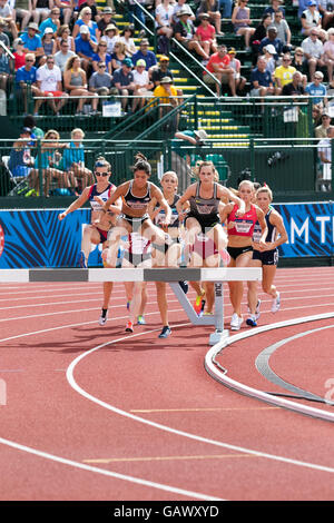 Eugene, États-Unis. 4 juillet, 2016. Pack de coureurs sauter par dessus un obstacle lors du 3000m Steeple à l'USATF 2016 Essais olympiques à l'historique Hayward Field de Eugene, Oregon, USA. Credit : Joshua Rainey/Alamy Live News. Banque D'Images