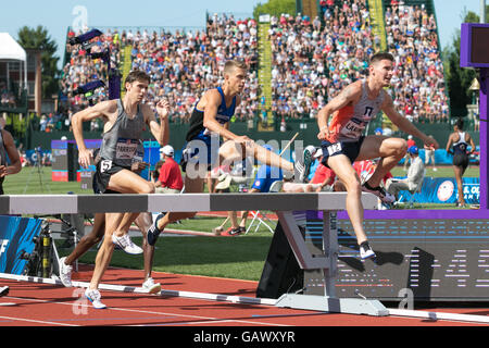 Eugene, États-Unis. 4 juillet, 2016. Pack de coureurs sauter par dessus un obstacle lors de la Men's 3000m Steeple à l'USATF 2016 Essais olympiques à l'historique Hayward Field de Eugene, Oregon, USA. Credit : Joshua Rainey/Alamy Live News. Banque D'Images